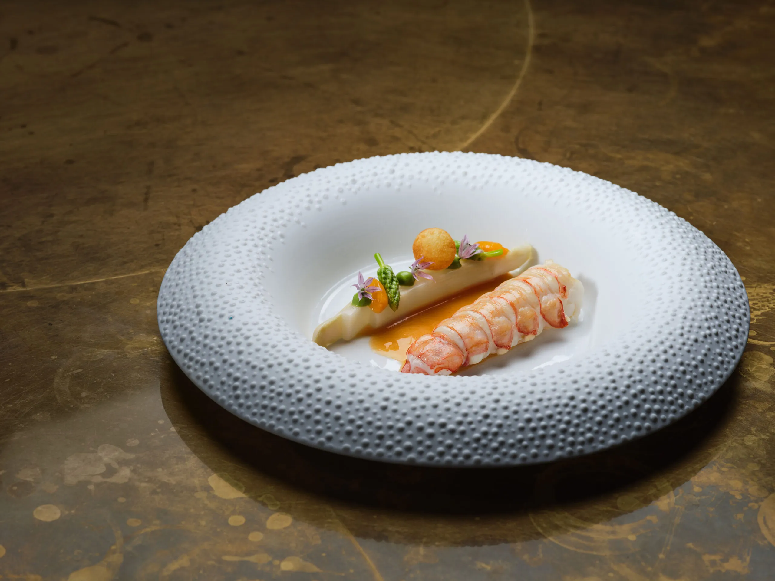 Langostino, weißer Spargel, Physalis, Schnittlauch